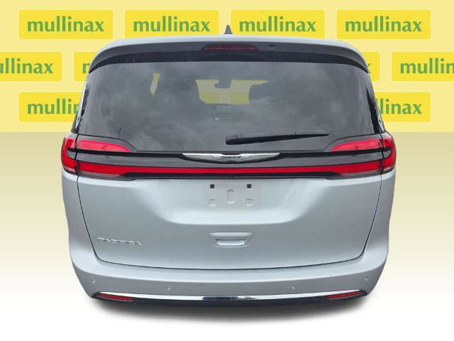 Used 2024 Chrysler Pacifica Touring-L FWD image 32