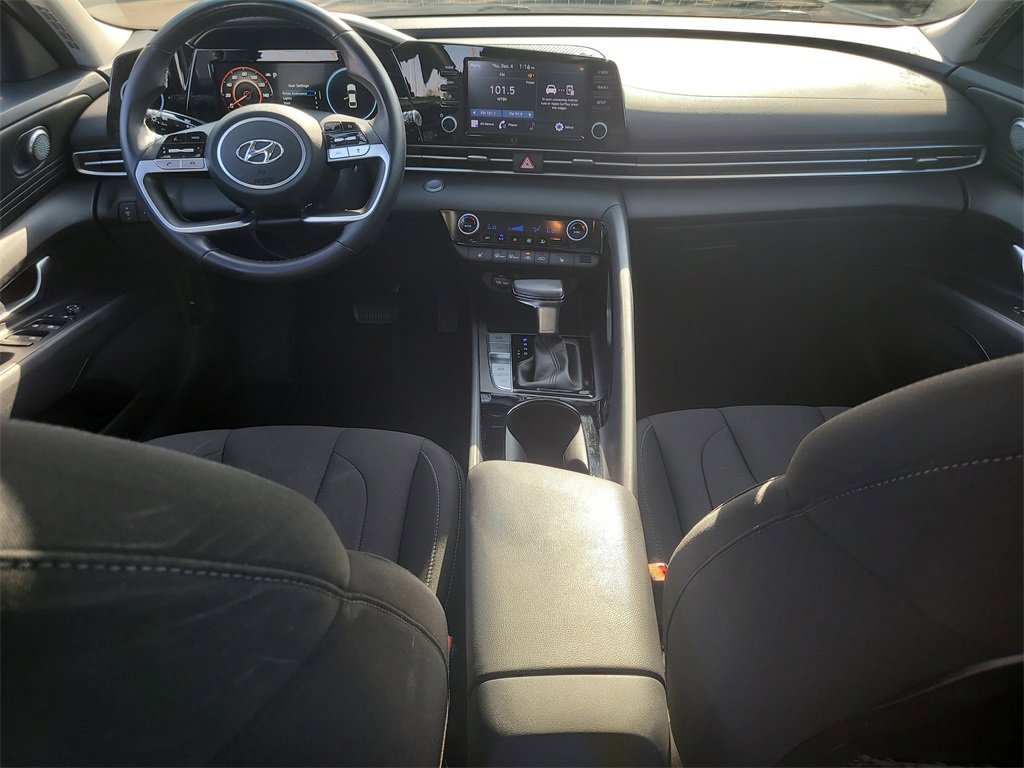 Used 2022 Hyundai Elantra SEL w/ Convenience + Premium Package image 11