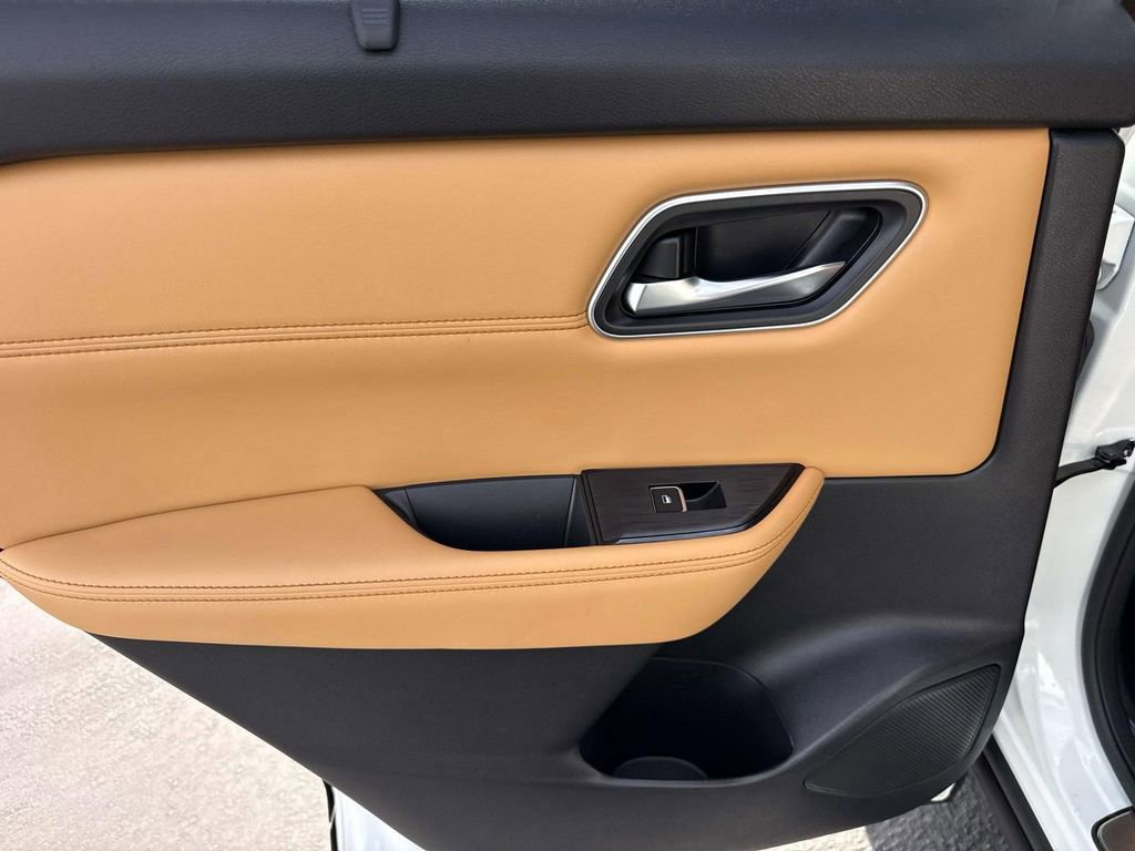 Used 2023 Nissan Rogue Platinum w/ Platinum Premium Package image 10