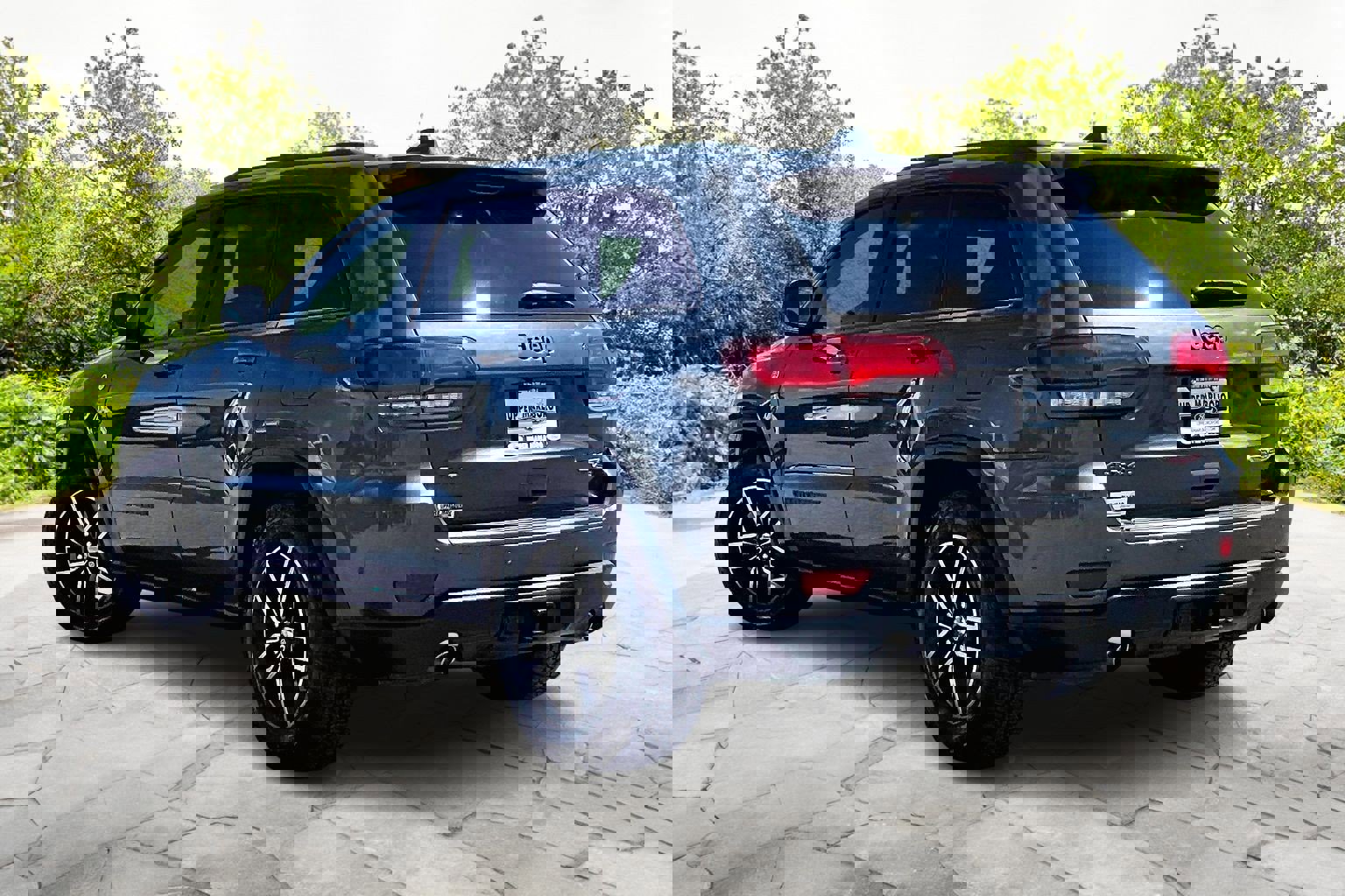 Used 2018 Jeep Grand Cherokee Trailhawk w/ Trailhawk Luxury Group image 2