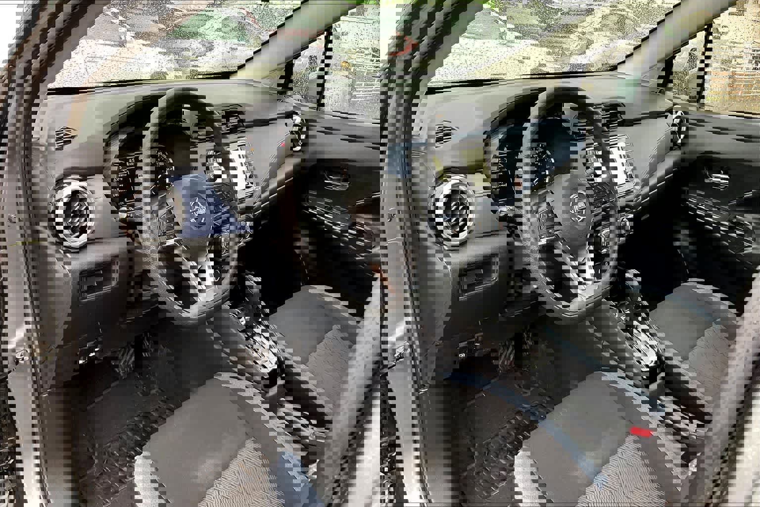 Used 2023 Nissan Versa SV image 8