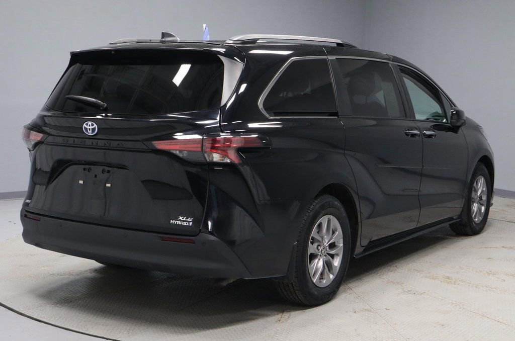 Used 2022 Toyota Sienna XLE w/ XLE Plus Package image 5