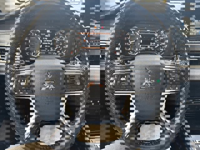 Used 2024 Mitsubishi Outlander AWD image 17