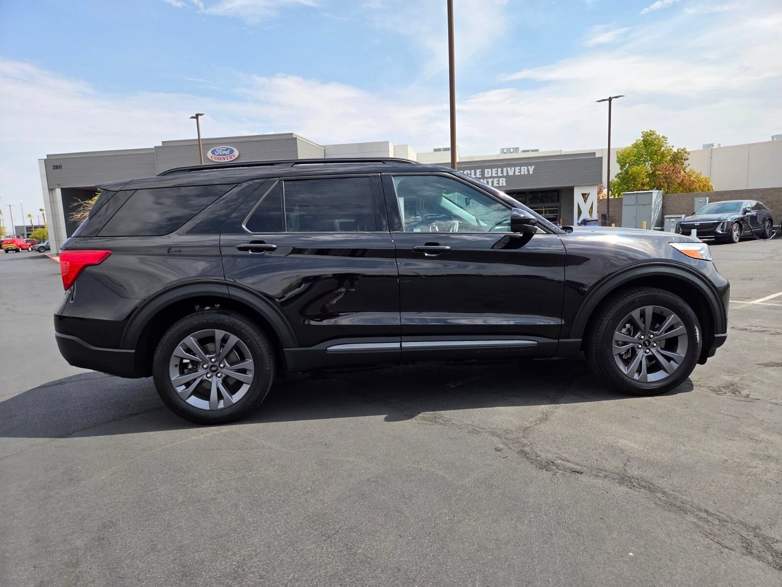 Certified 2023 Ford Explorer XLT w/ Equipment Group 202A AWD/4WD image 7