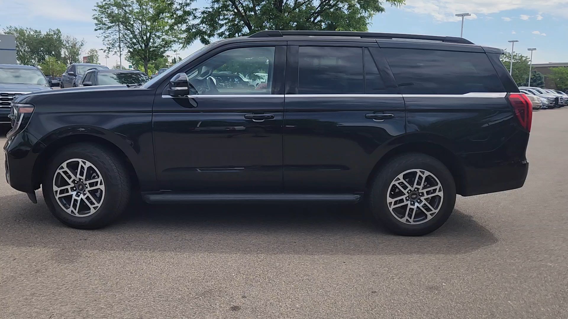 Certified 2025 Ford Expedition Active AWD/4WD image 3