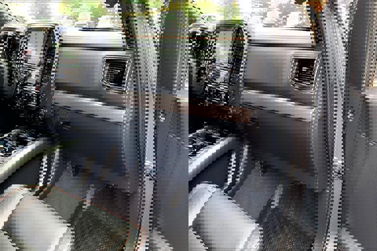 Used 2023 Nissan Titan PRO-4X w/ Pro-4x Convenience Package image 17