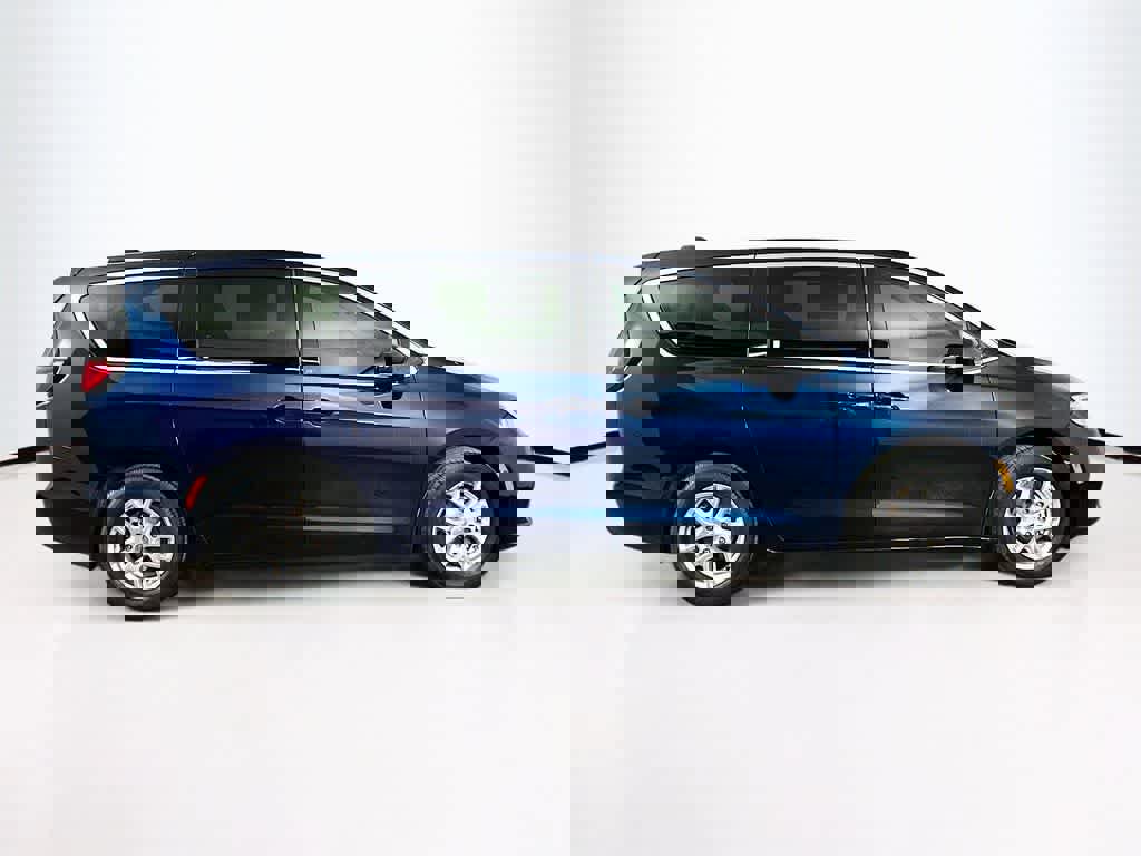 Used 2024 Chrysler Pacifica Touring-L image 26