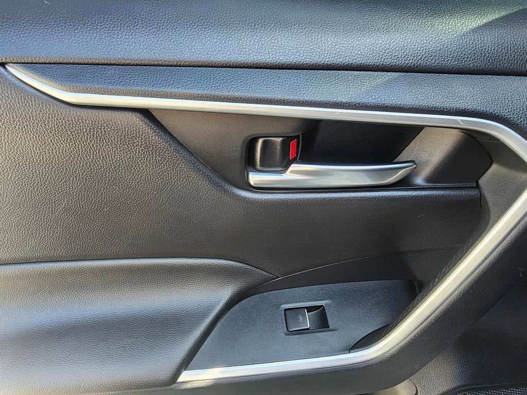 Used 2022 Toyota RAV4 XLE Premium image 14