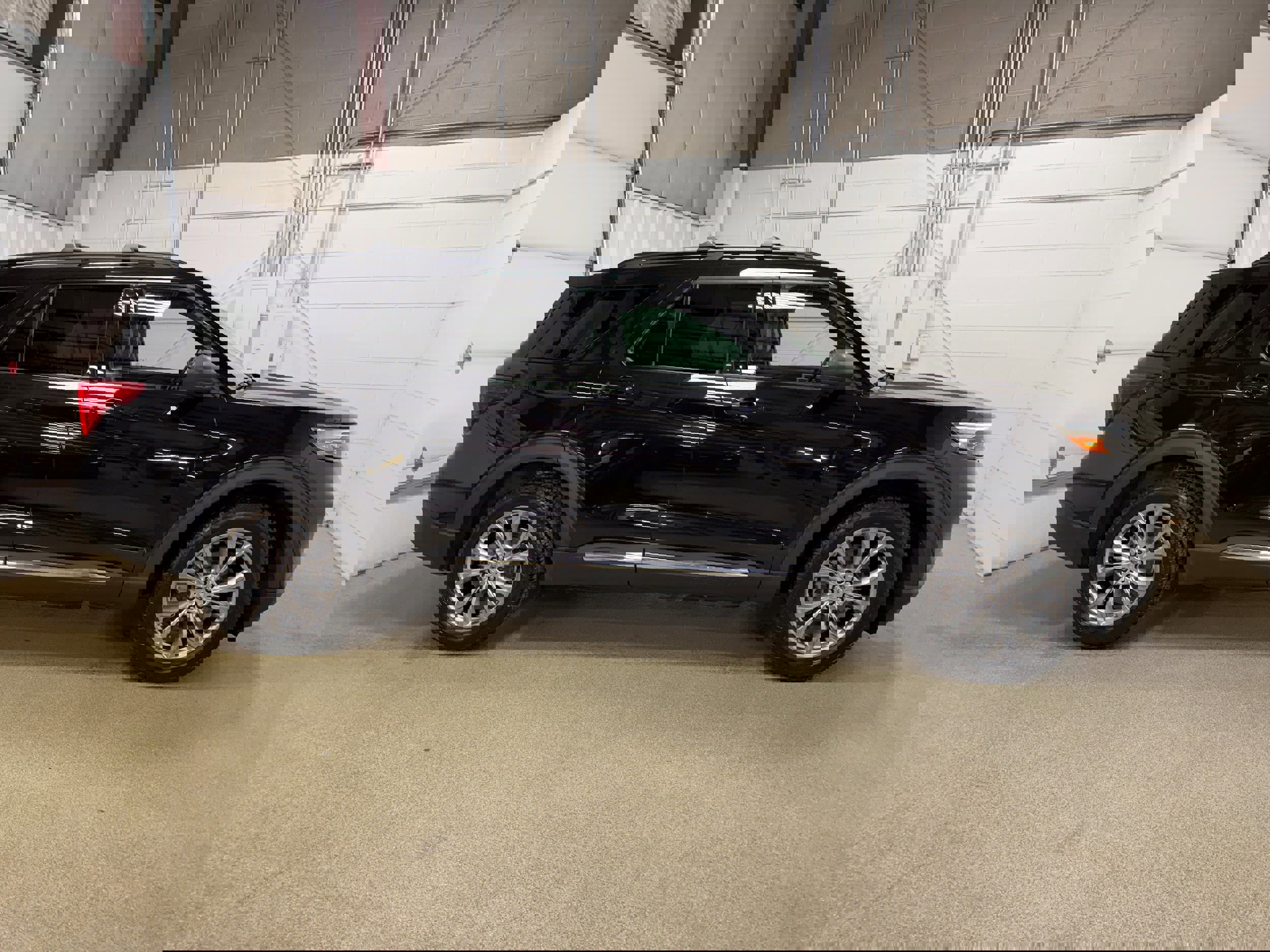 Certified 2020 Ford Explorer XLT w/ Equipment Group 202A image 3