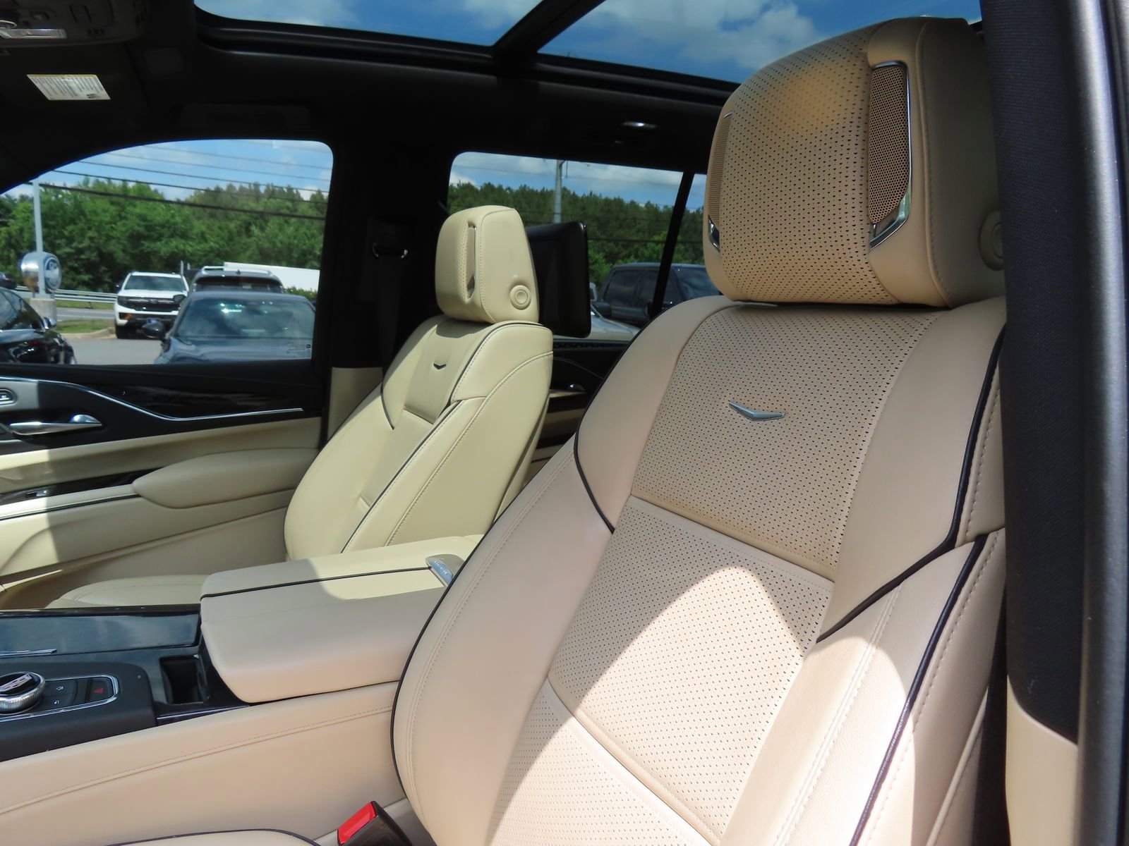 Used 2021 Cadillac Escalade Premium Luxury w/ Performance Package AWD/4WD image 28