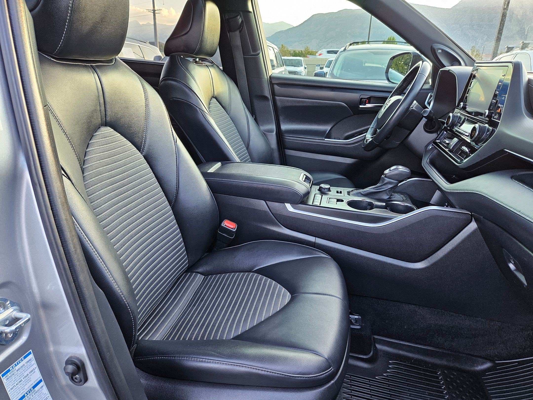 Used 2022 Toyota Highlander XSE AWD/4WD image 35