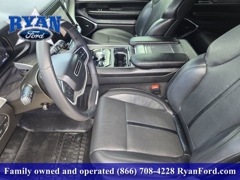 Used 2023 Jeep Wagoneer L Series II w/ Convenience Group I AWD/4WD image 9