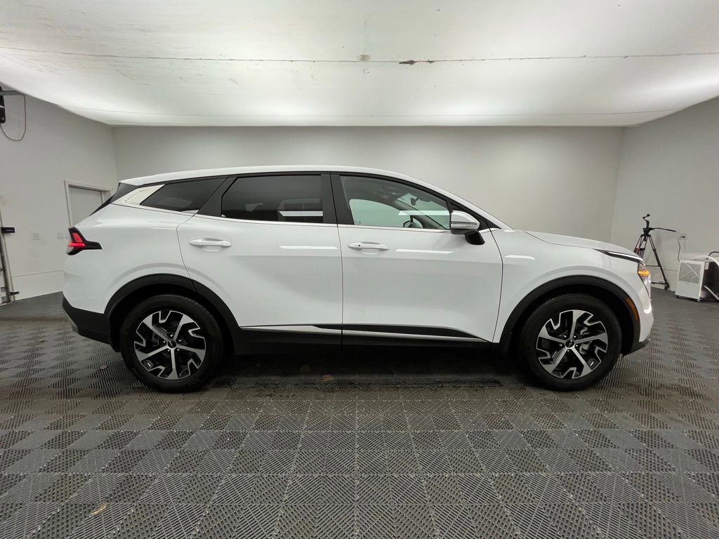 Used 2025 Kia Sportage EX image 2