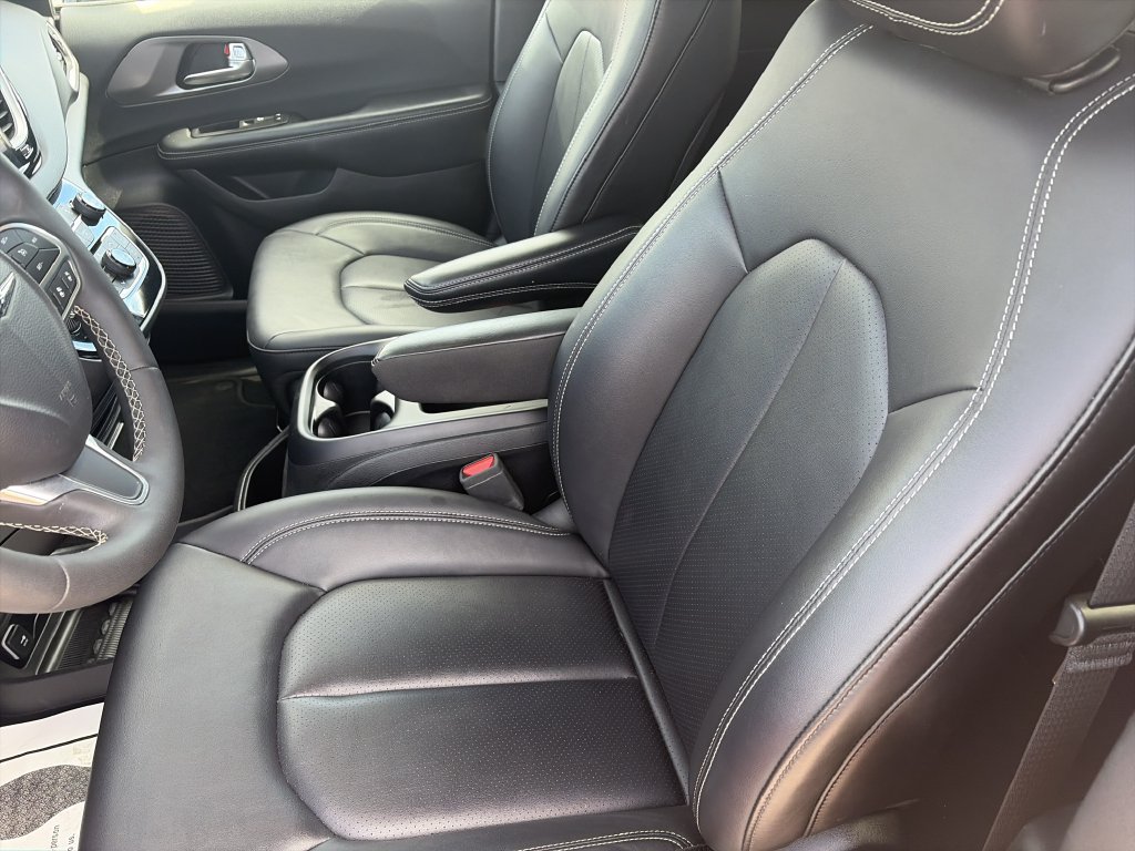 Used 2025 Chrysler Pacifica Select FWD image 12