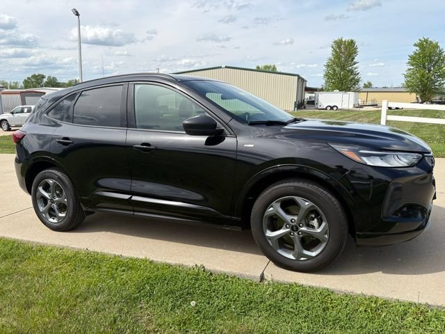 Certified 2024 Ford Escape ST-Line w/ Tech Pack #1 AWD/4WD image 3