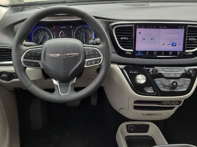 Used 2023 Chrysler Pacifica Touring-L FWD image 17