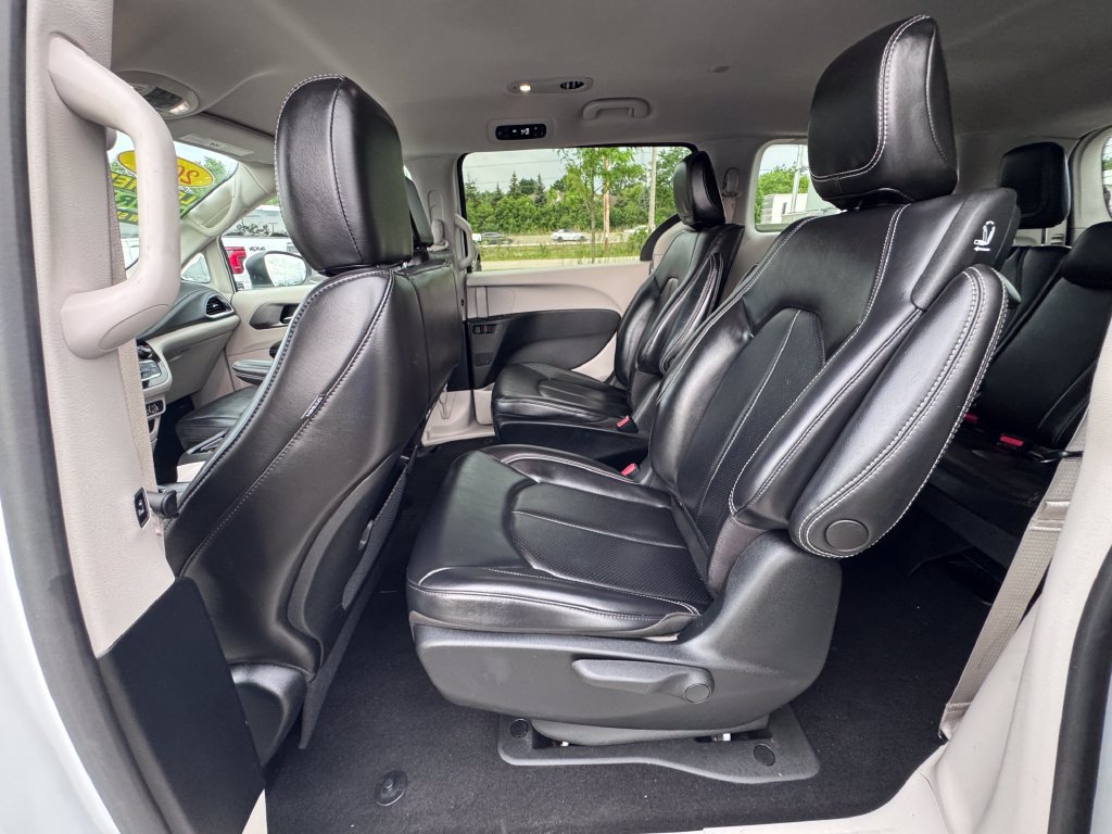 Used 2023 Chrysler Pacifica Touring-L FWD image 13