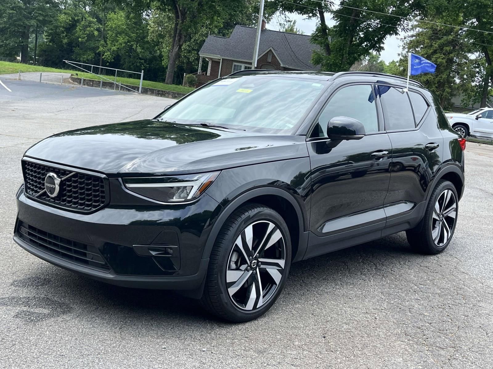 Used 2025 Volvo XC40 B5 Plus AWD/4WD image 7