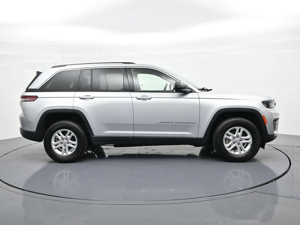 Used 2023 Jeep Grand Cherokee Laredo w/ Luxury Tech Group I AWD/4WD image 5