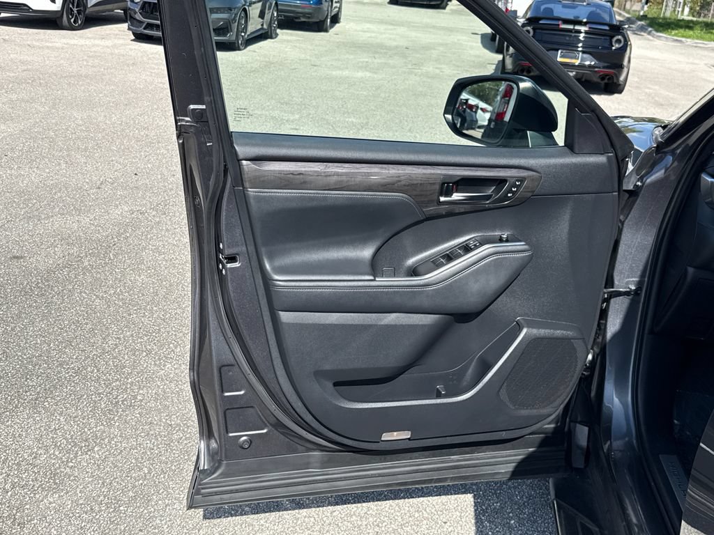 Used 2020 Toyota Highlander Limited FWD image 15