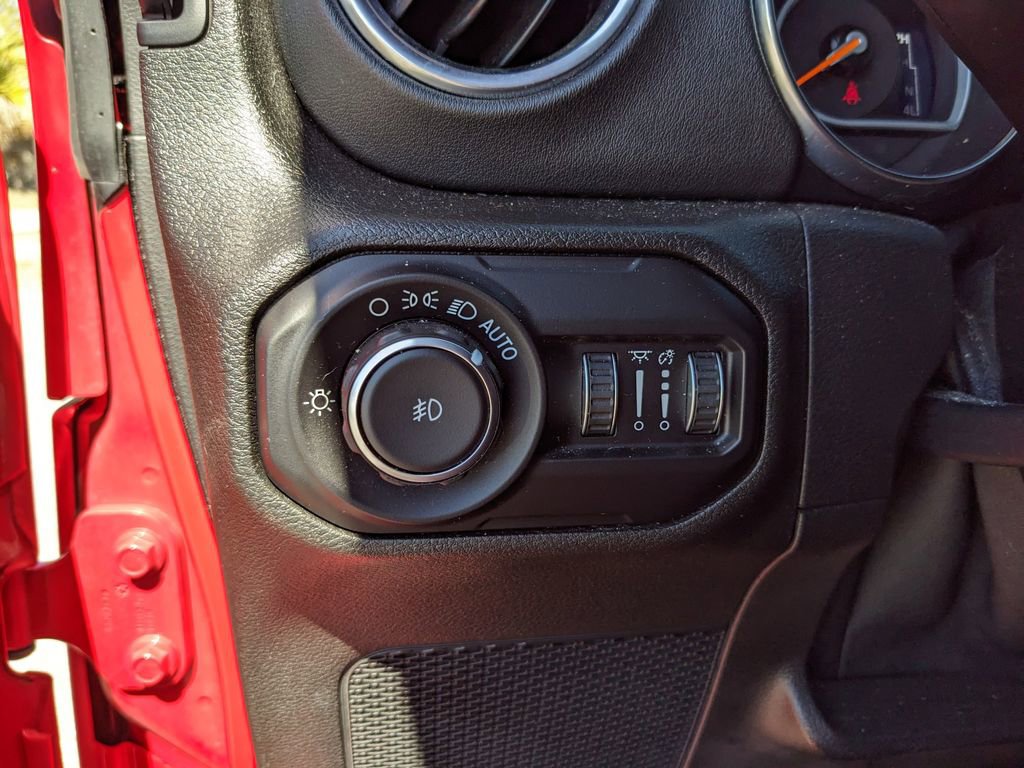 Used 2019 Jeep Wrangler Unlimited Sahara w/ Dual Top Group AWD/4WD image 25