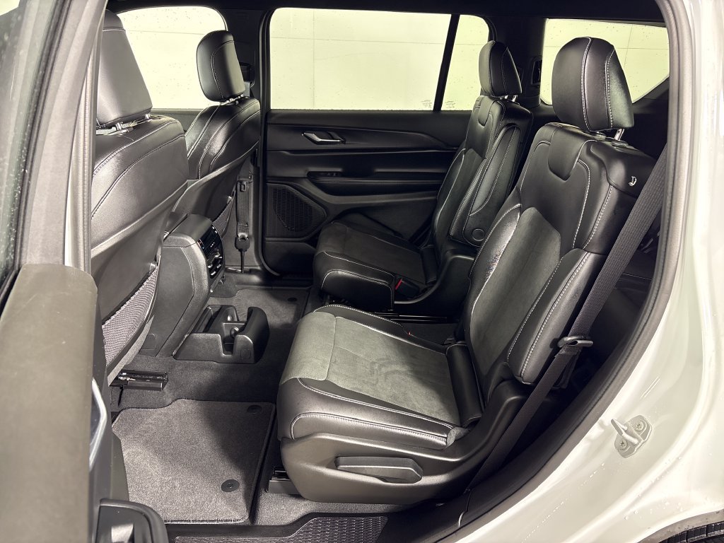 Used 2025 Jeep Grand Cherokee L Altitude RWD image 29