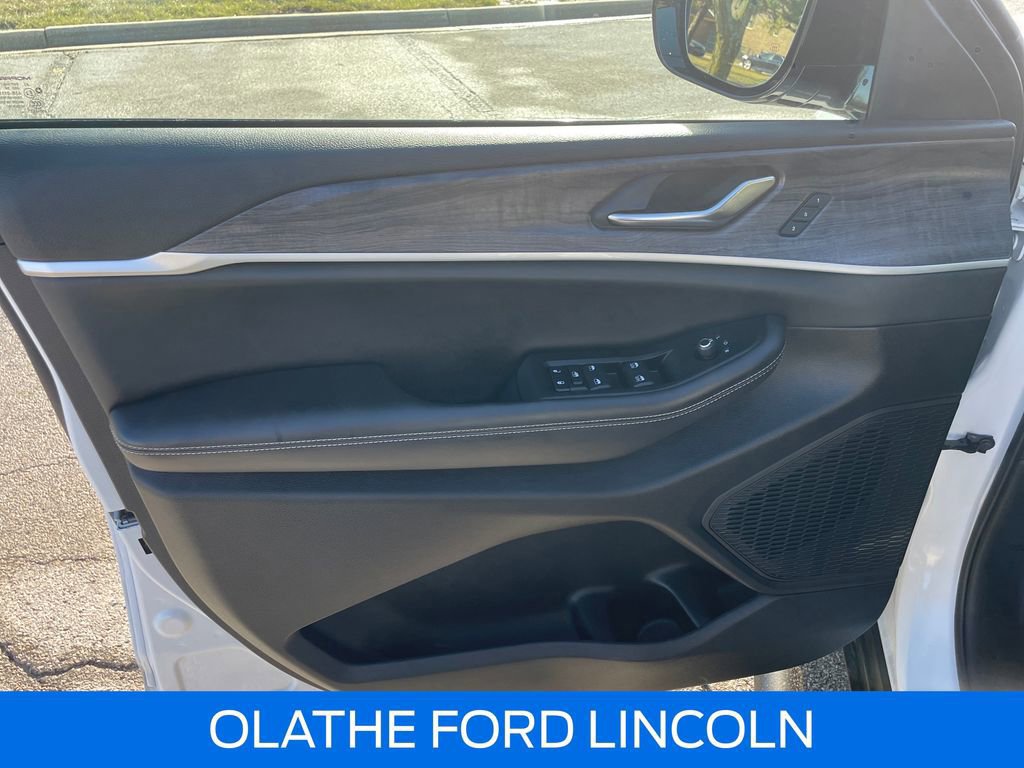 Used 2024 Jeep Grand Cherokee Limited w/ Luxury Tech Group II image 20