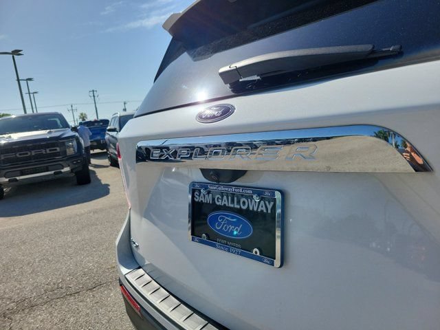 Certified 2022 Ford Explorer XLT w/ Equipment Group 202A RWD image 7