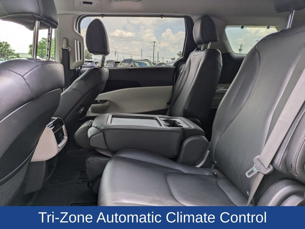 Used 2024 Kia Carnival EX FWD image 16