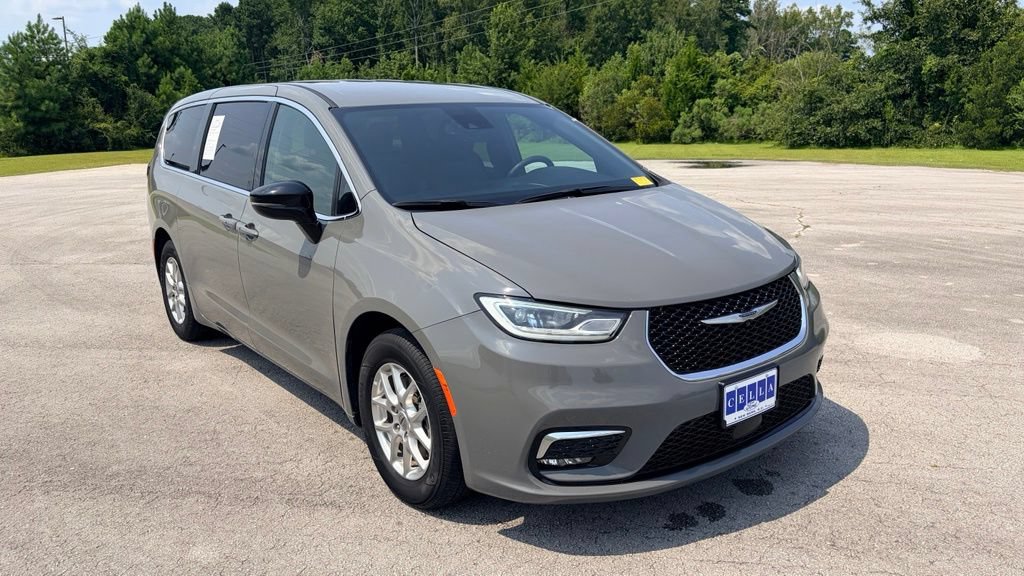 Used 2025 Chrysler Pacifica Select