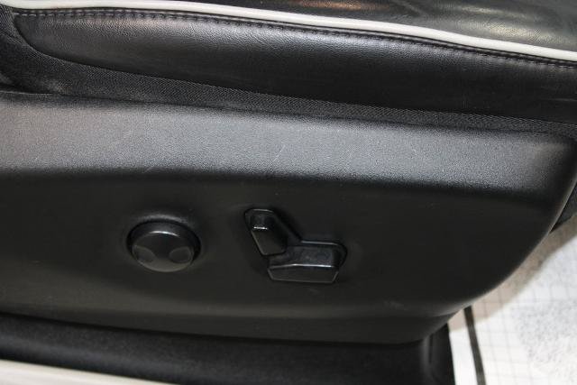 Used 2023 Chrysler Pacifica Limited FWD image 32