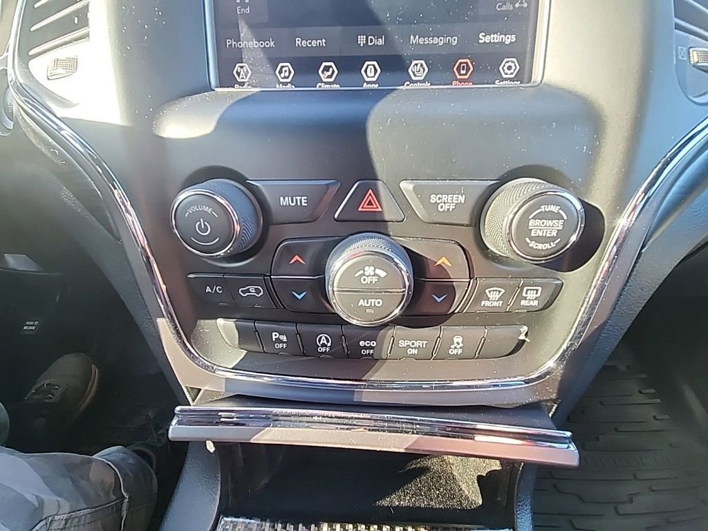 Used 2019 Jeep Grand Cherokee Laredo image 16