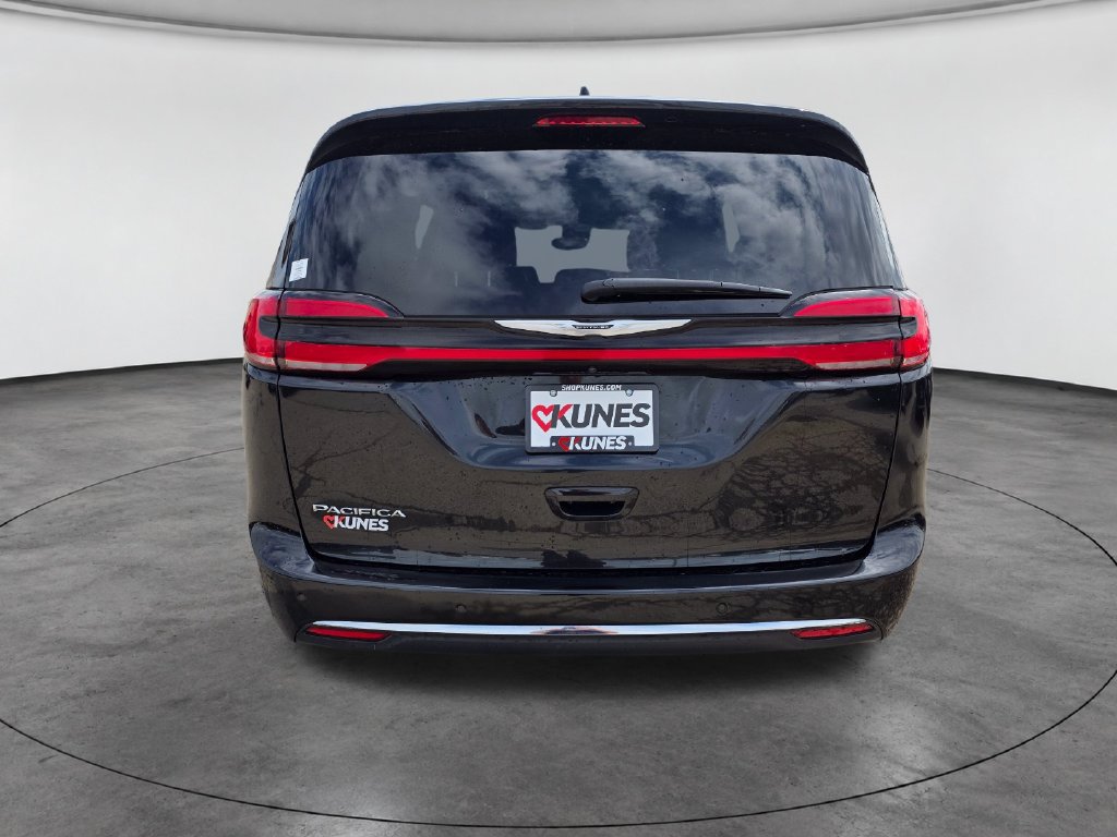 Used 2023 Chrysler Pacifica Touring-L FWD image 7