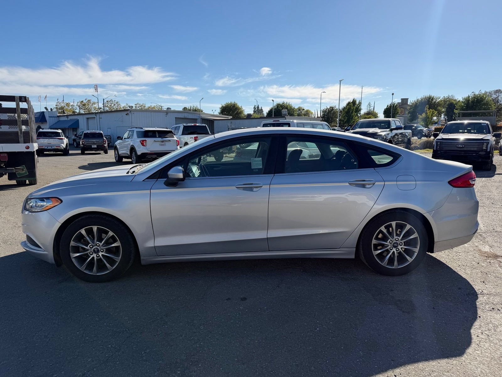 Certified 2017 Ford Fusion SE w/ Fusion SE Technology Package FWD image 2