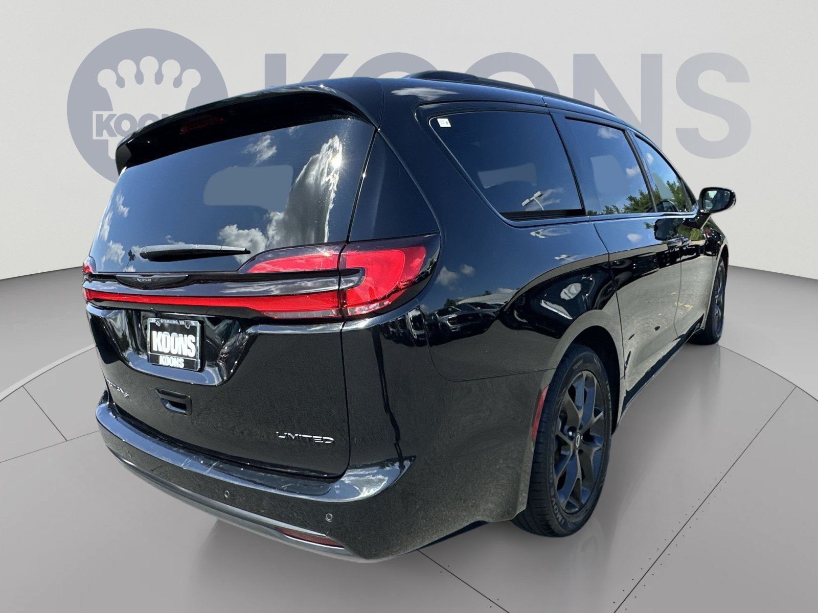 Used 2025 Chrysler Pacifica Limited FWD image 11