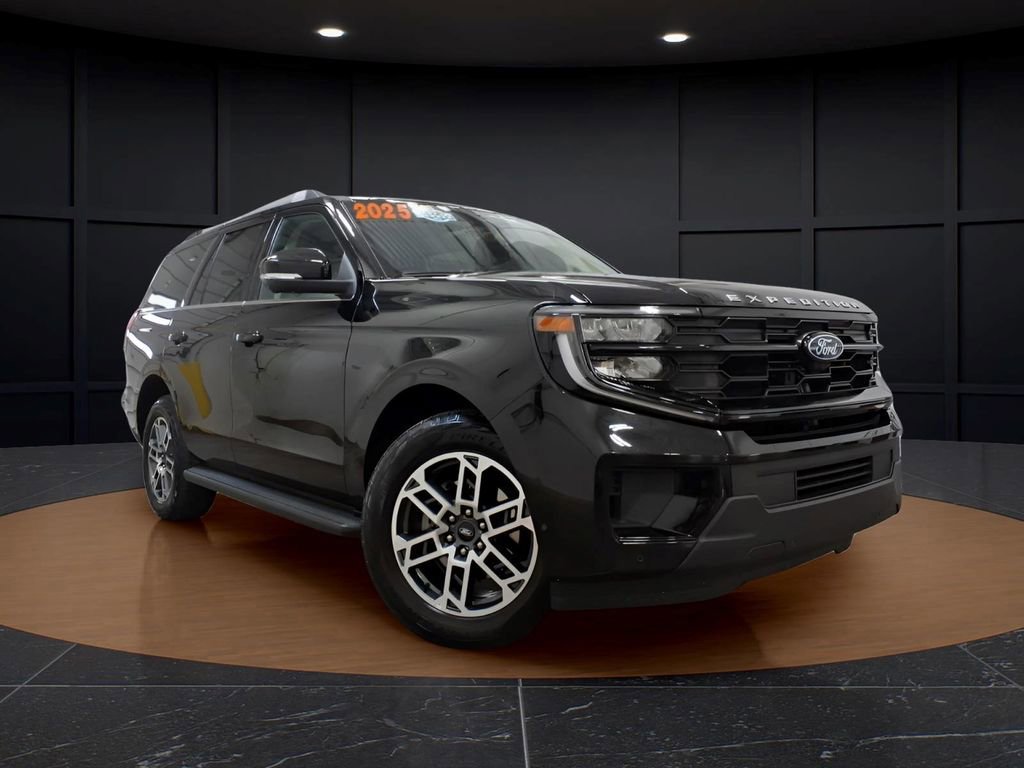 Certified 2025 Ford Expedition Active AWD/4WD image 5
