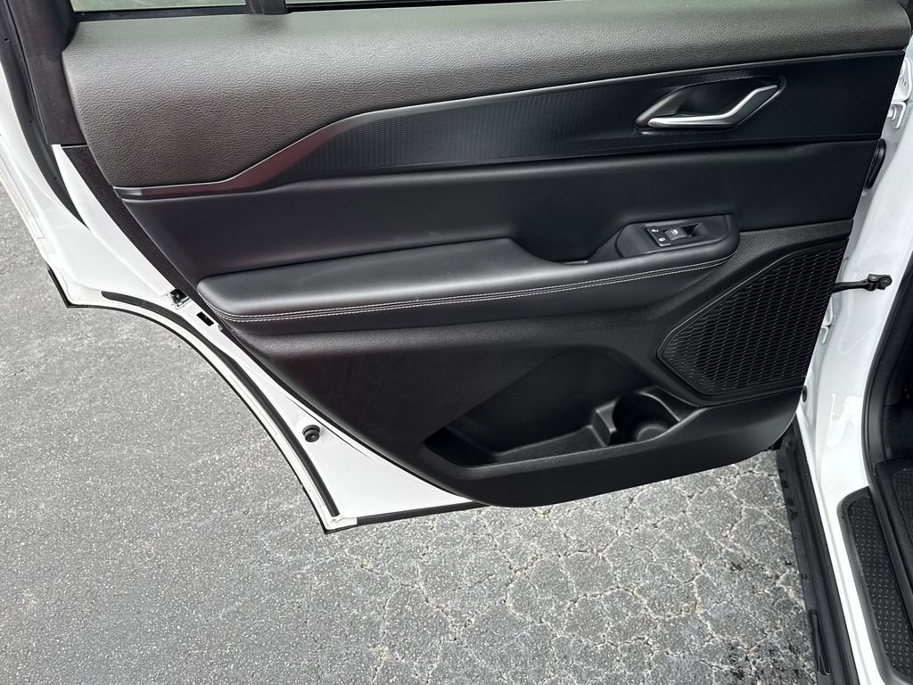 Used 2025 Jeep Grand Cherokee L Altitude RWD image 22