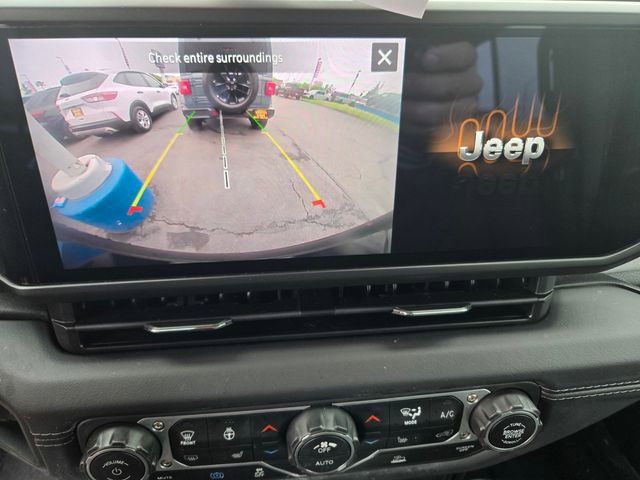 Used 2025 Jeep Wrangler Unlimited Sahara AWD/4WD image 17