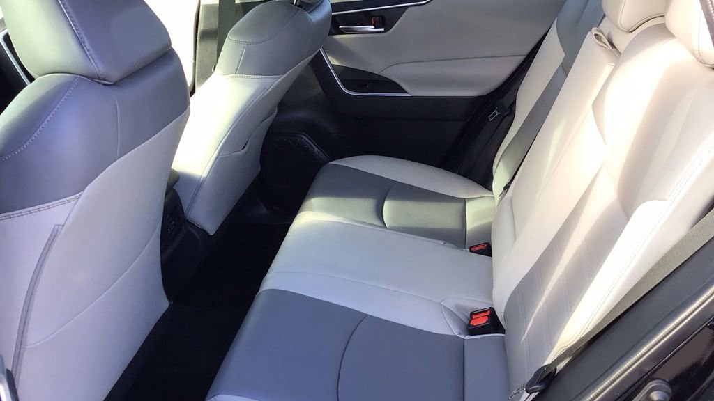 Used 2022 Toyota RAV4 XLE Premium image 14
