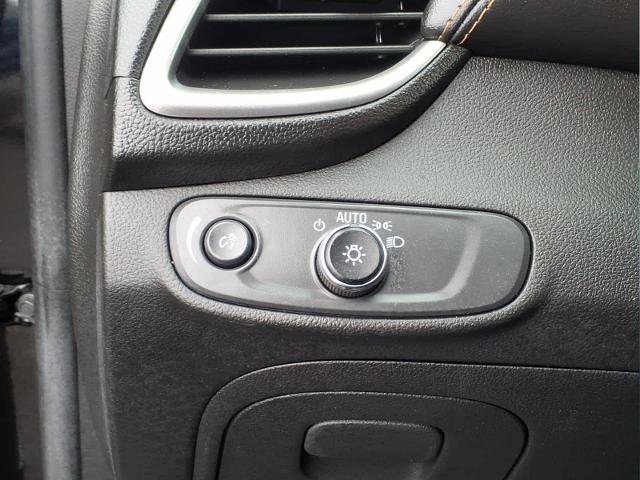 Used 2022 Chevrolet Trax LT w/ LT Convenience Package image 21