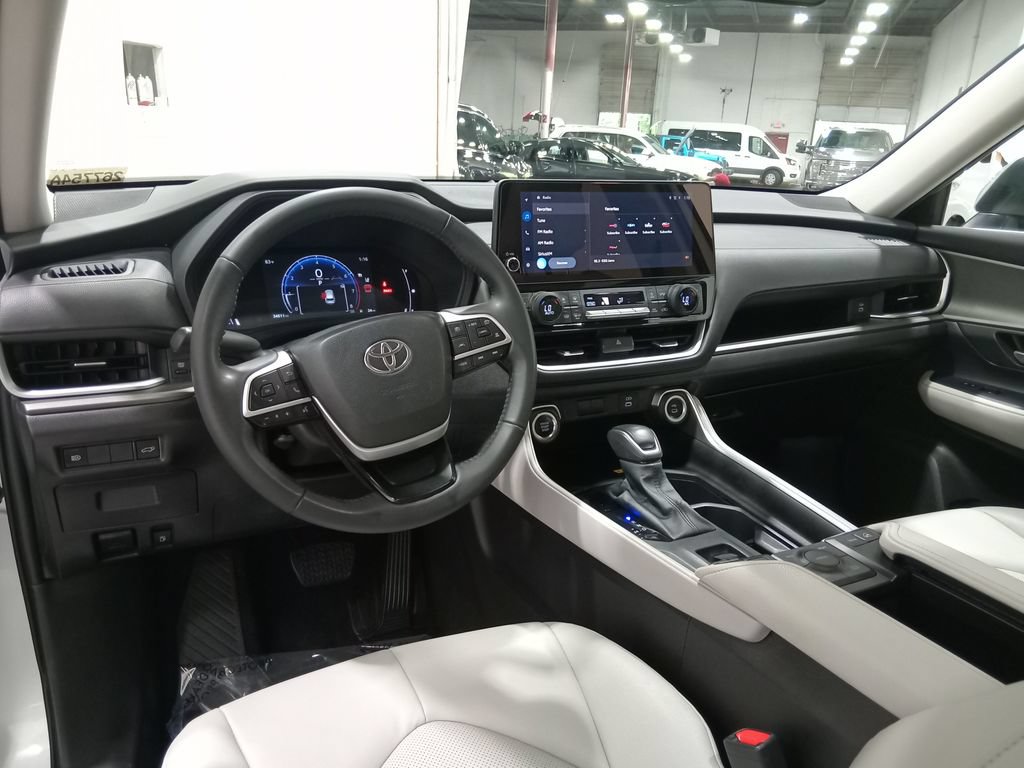 Used 2025 Toyota Grand Highlander AWD image 16