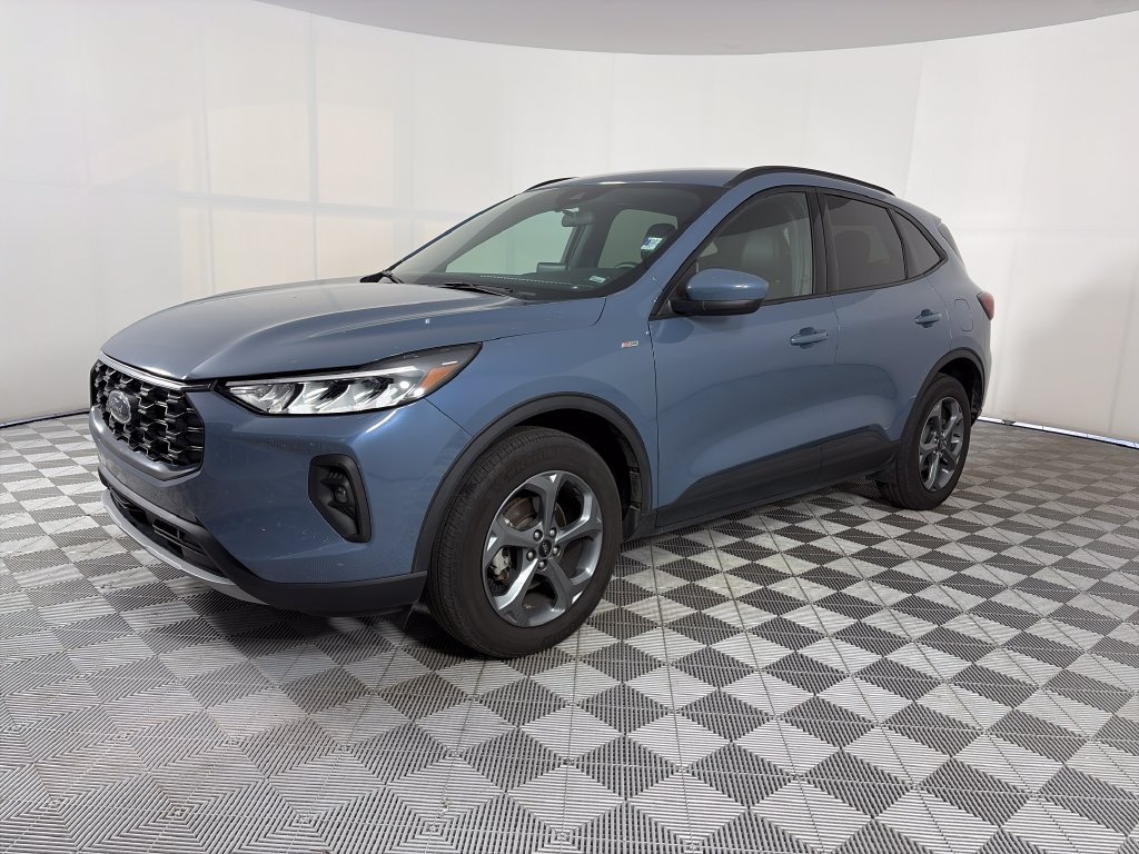 Certified 2025 Ford Escape ST-Line Select AWD/4WD image 3