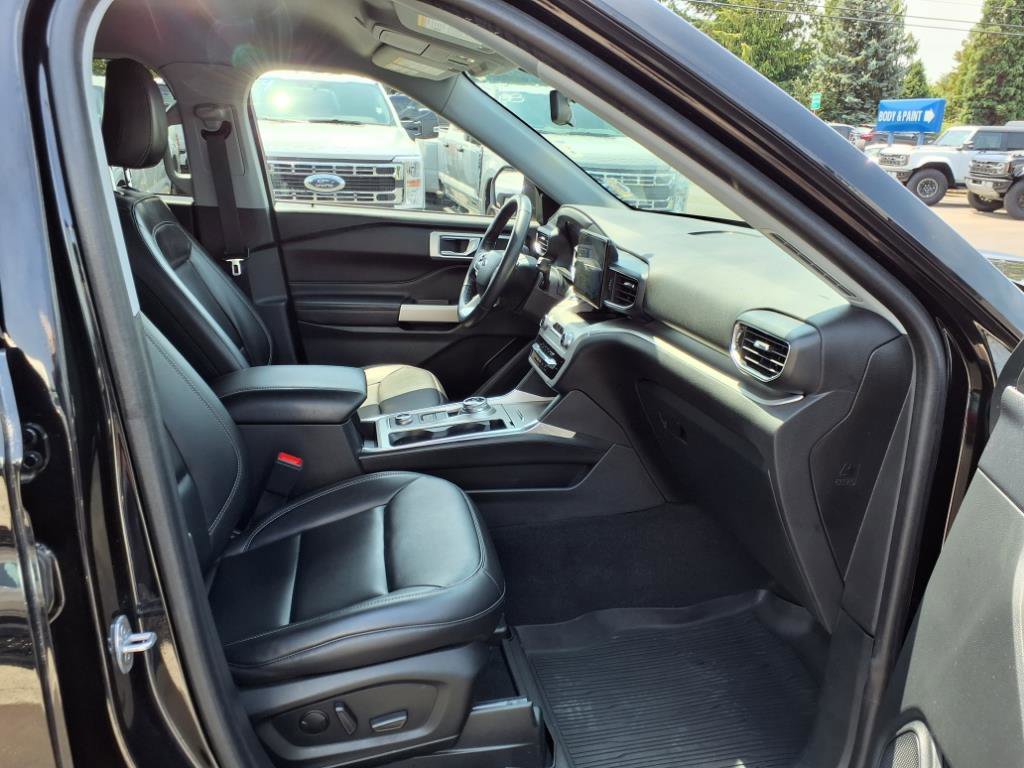 Certified 2022 Ford Explorer XLT w/ Equipment Group 202A image 5