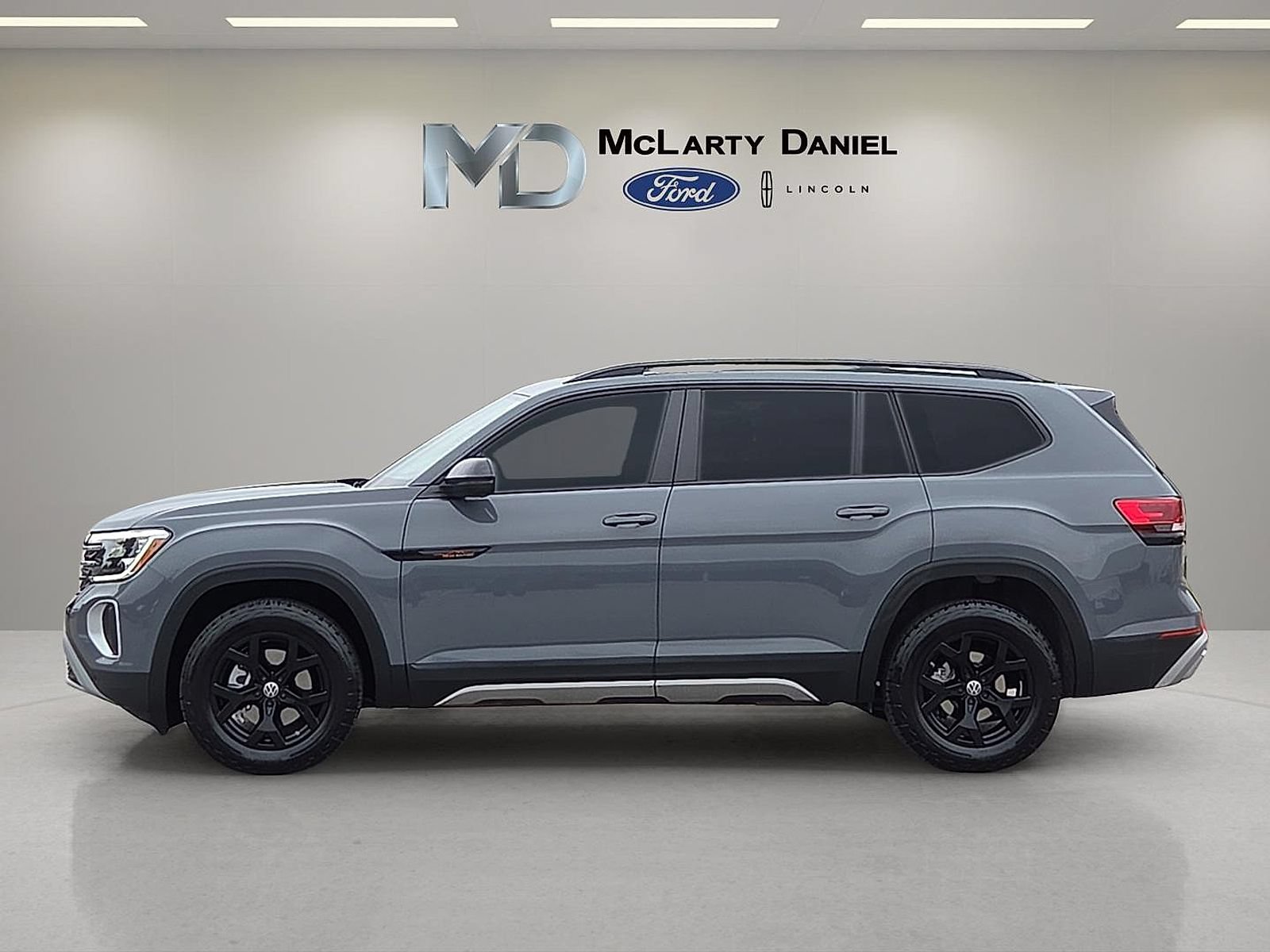 Used 2025 Volkswagen Atlas Peak Edition SE AWD/4WD image 3