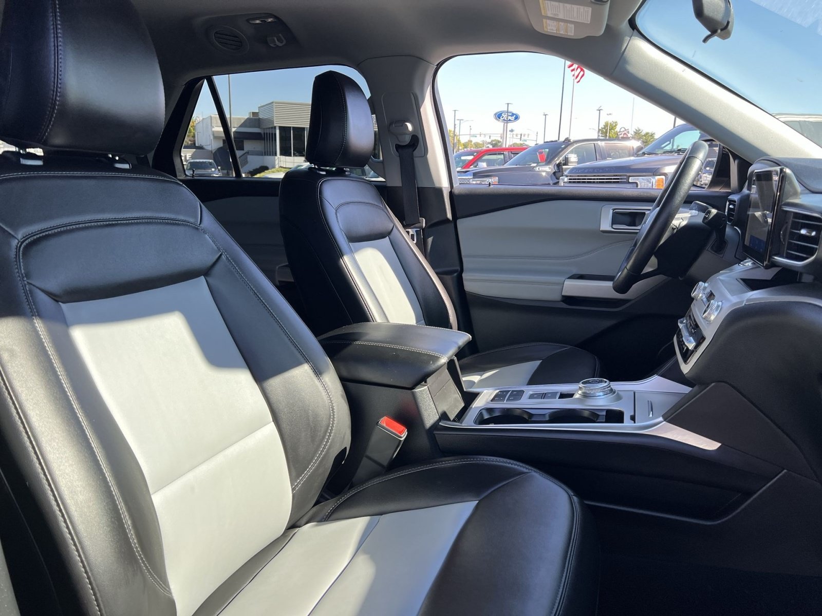 Certified 2024 Ford Explorer XLT w/ Equipment Group 202A RWD image 34