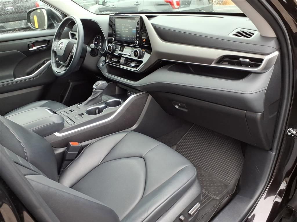 Used 2022 Toyota Highlander XLE image 17