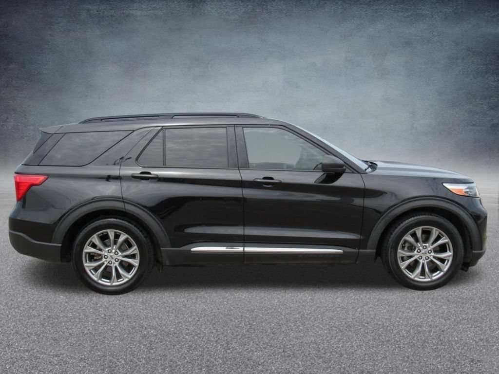 Certified 2022 Ford Explorer XLT w/ Equipment Group 202A RWD image 8