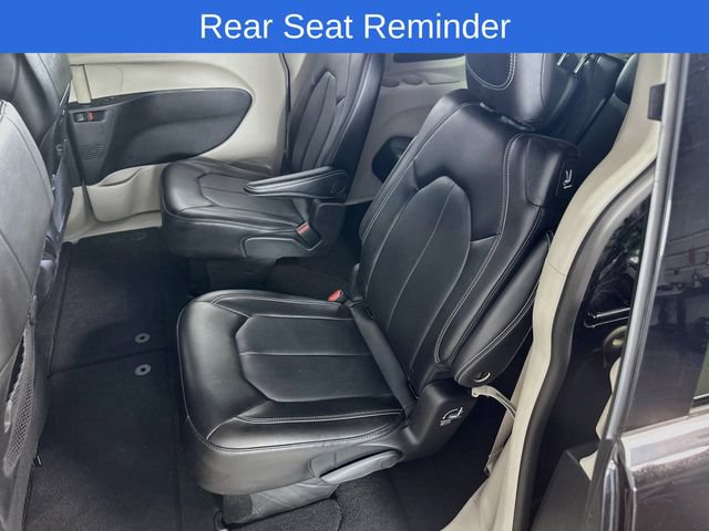 Used 2024 Chrysler Pacifica Touring-L FWD image 19