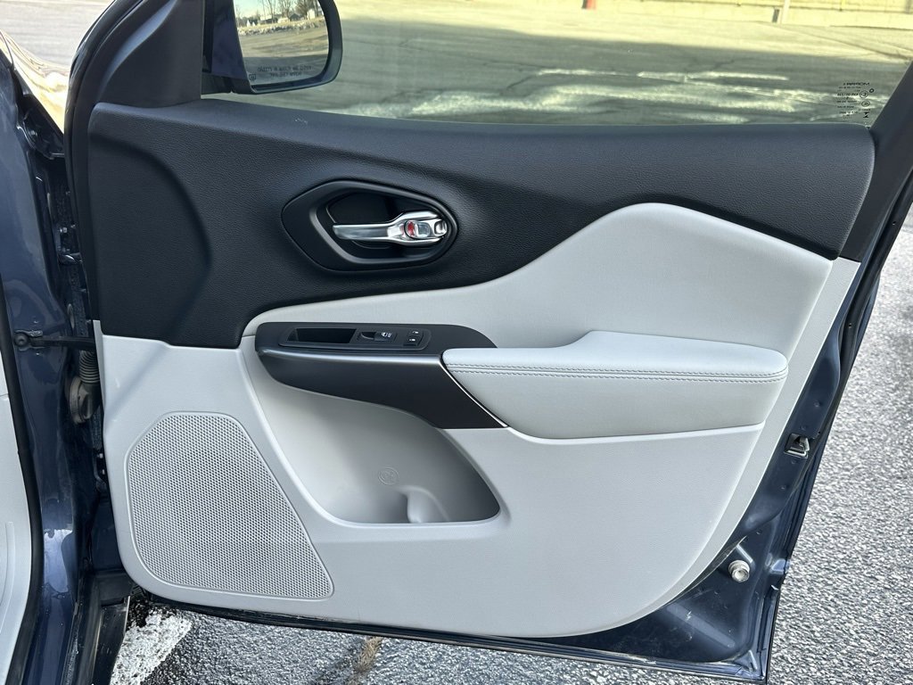 Used 2021 Jeep Cherokee Latitude Plus image 22