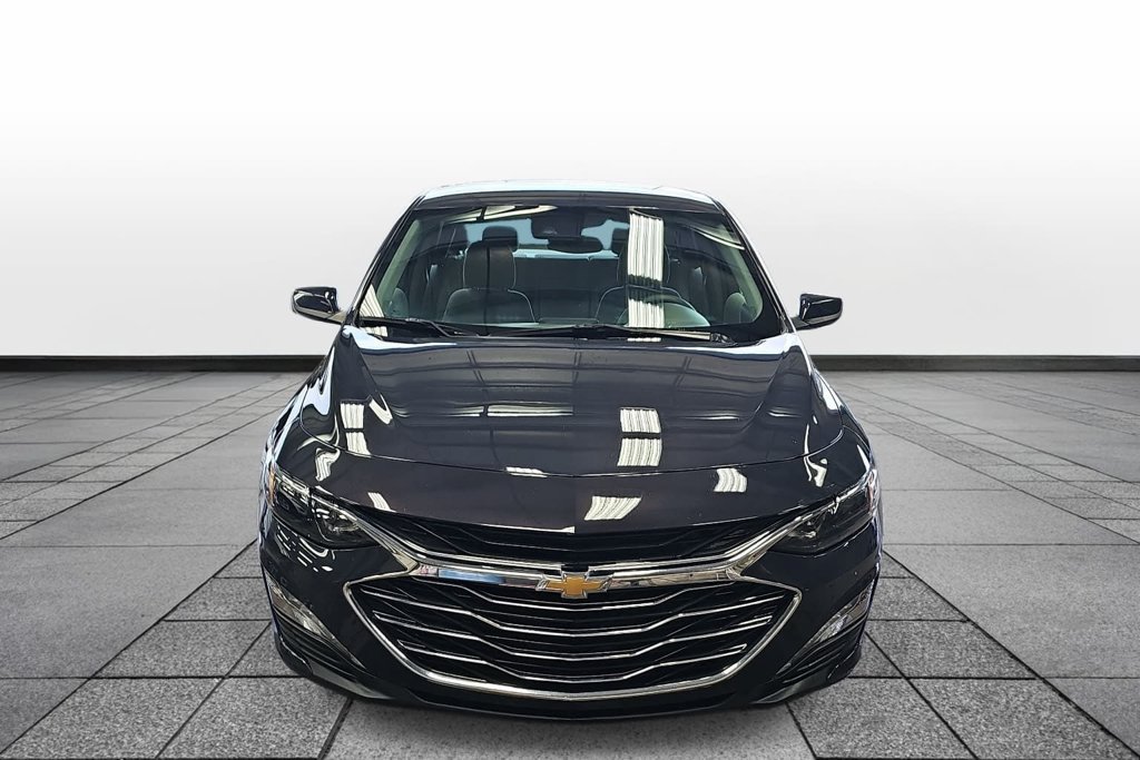 Used 2025 Chevrolet Malibu LT FWD image 2